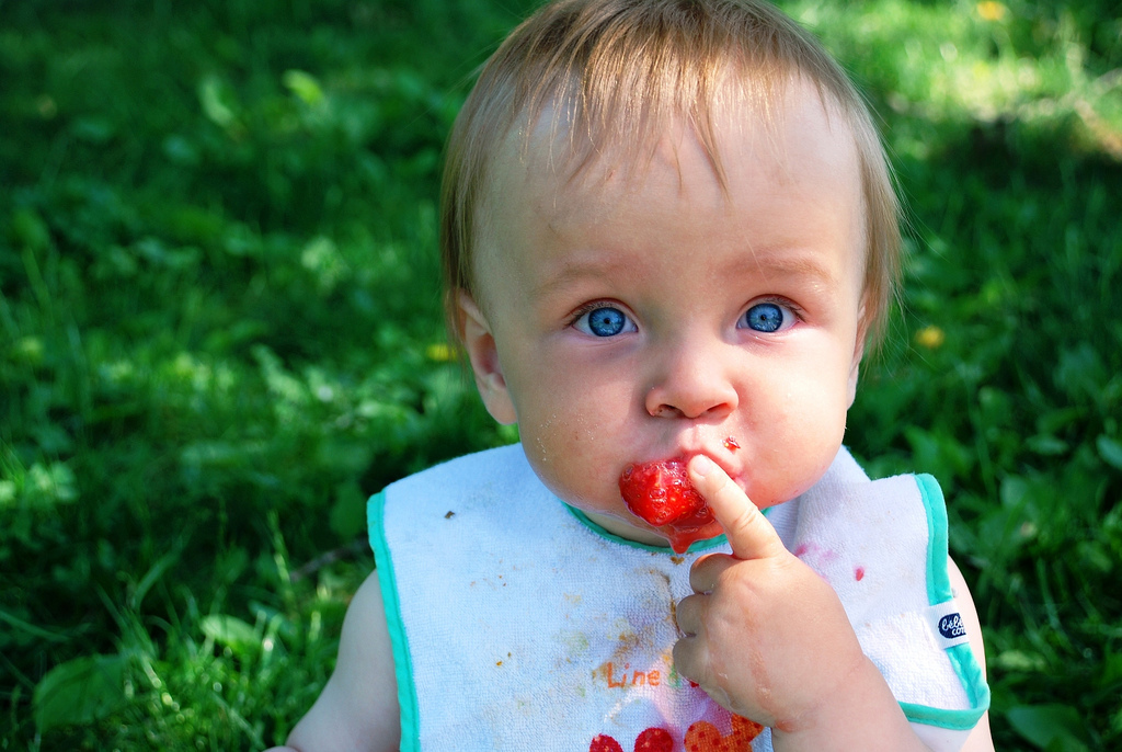 Лицом ягодка. Клубника для детей. Ребенок ест клубнику. Малыш с клубникой.